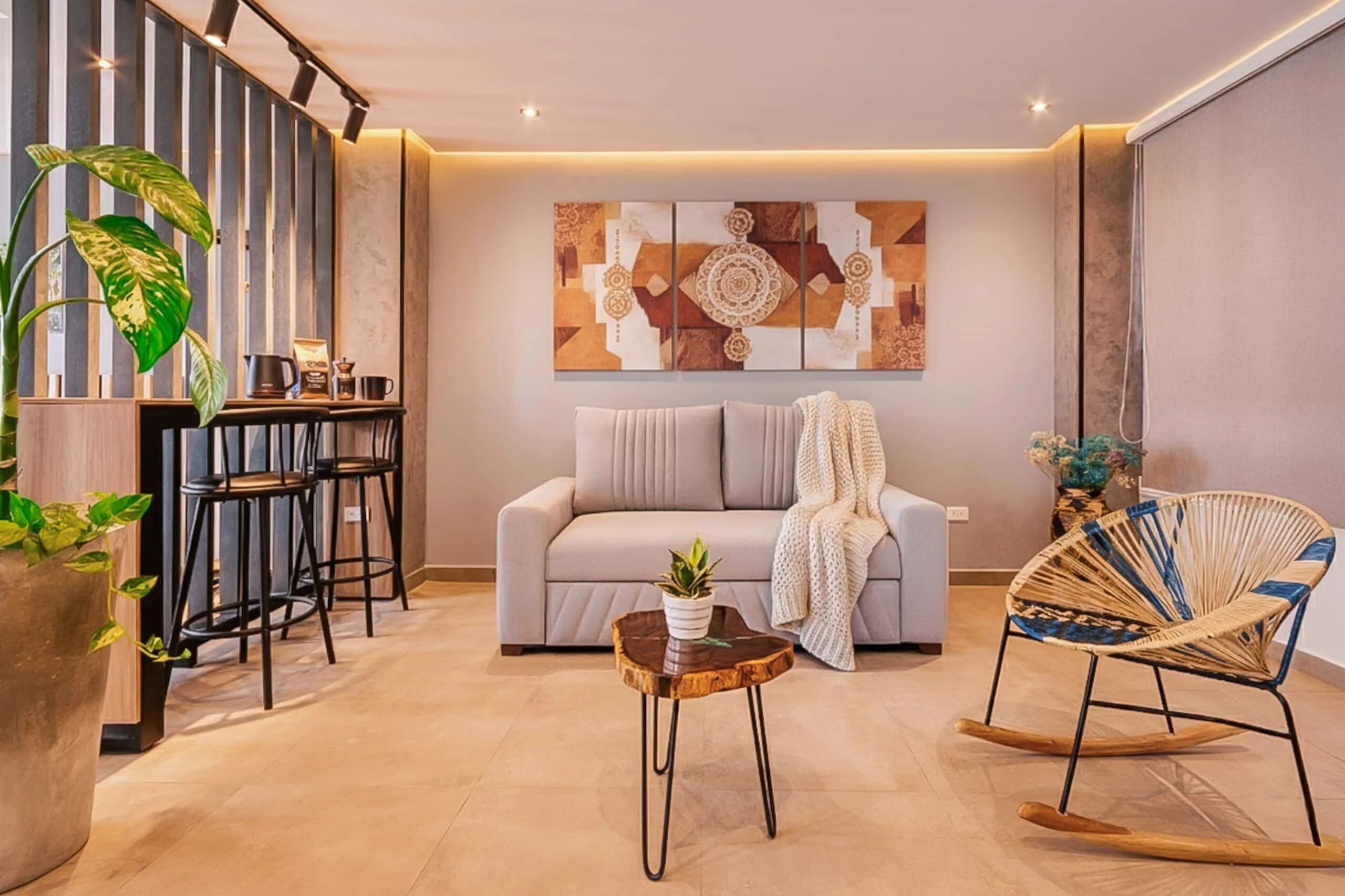 Un salon moderne avec un canapé, une table basse et un élément décoratif mural.