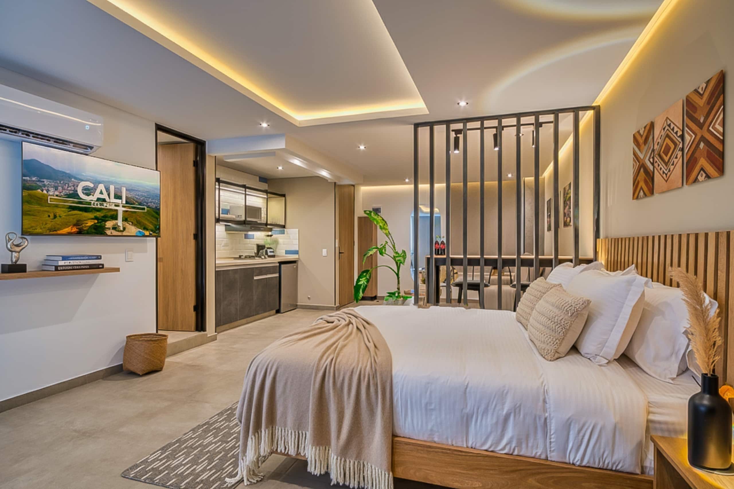 Quarto moderno com uma cama grande, uma escrivaninha e vista para a cidade.