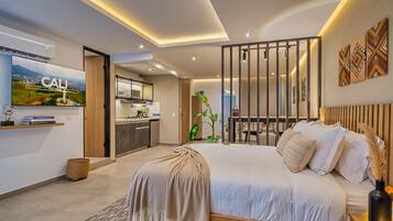 Quarto moderno com uma cama grande, uma escrivaninha e vista para a cidade.