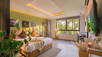 Een kluis op de kamer, een strijkplank/strijkijzer, gratis wifi