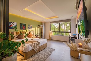 Een kluis op de kamer, een strijkplank/strijkijzer, gratis wifi