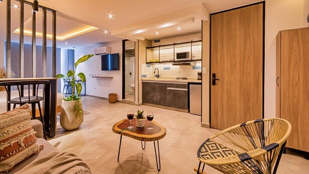 A modern apartment with a living room, dining area, kitchen, and a staircase. - Amaris del Lili (Cali)