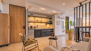 A modern living room with a sofa, a rocking chair, and a coffee table. - Amaris del Lili (Cali)