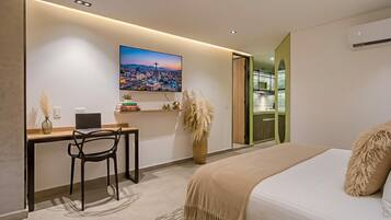 Una habitación de hotel moderna con una cama, un escritorio y un cuadro de paisaje urbano.