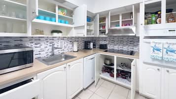 Fridge, microwave, stovetop, dishwasher