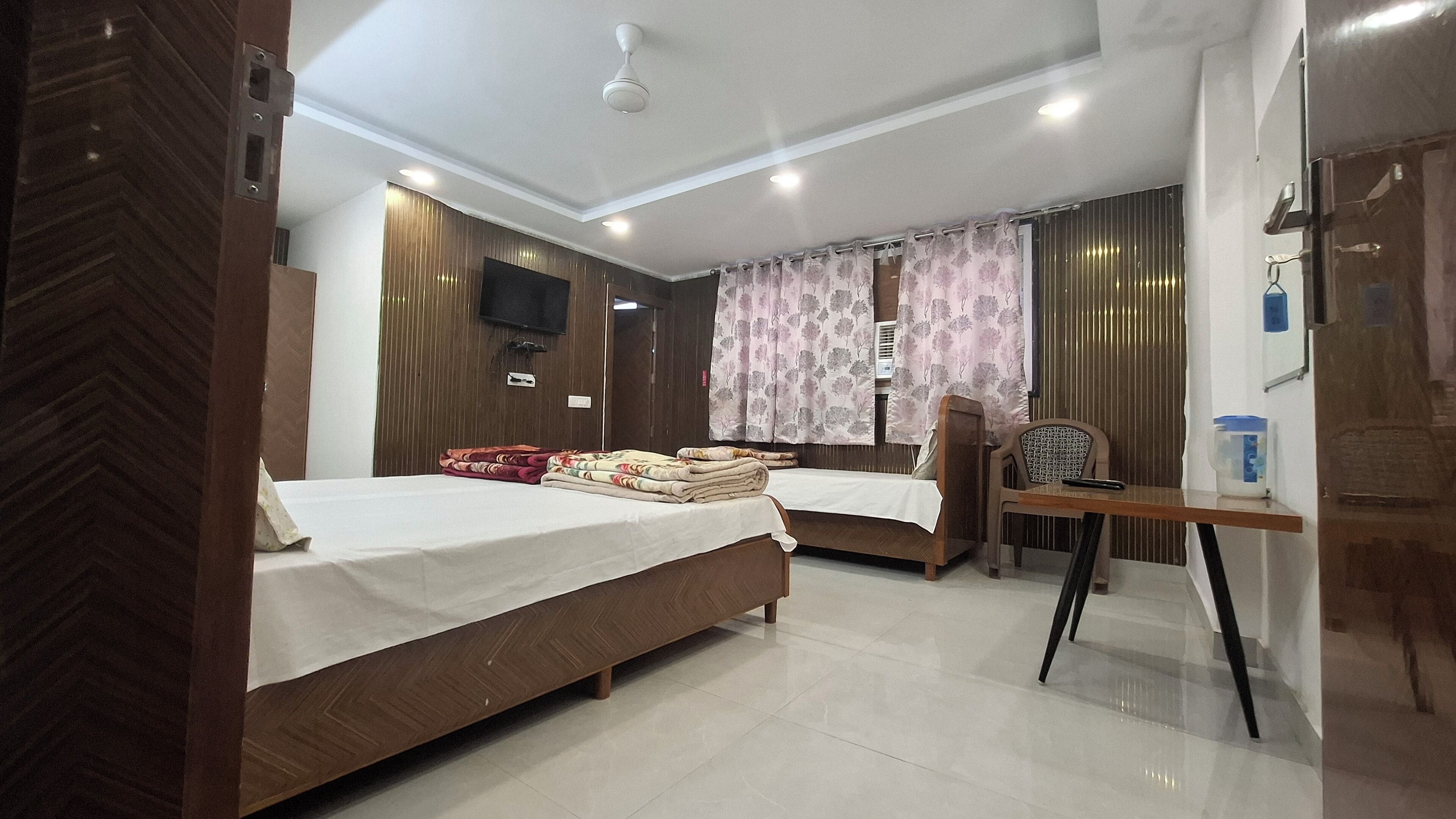 Buồng tắm vòi sen, đồ dùng nhà tắm miễn phí, khăn tắm, xà phòng 