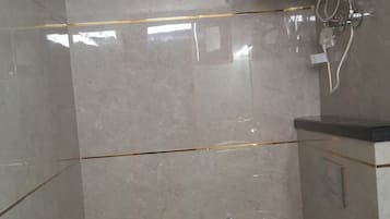 Habitación clásica con 1 cama doble o 2 individuales | Baño | Ducha, artículos de higiene personal gratuitos, toallas y jabón