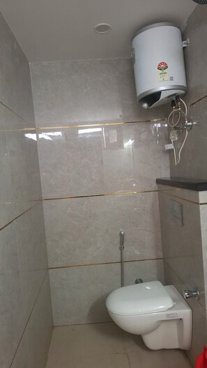 Habitación clásica con 1 cama doble o 2 individuales | Baño | Ducha, artículos de higiene personal gratuitos, toallas y jabón