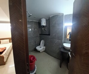 Classic-Doppel- oder -Zweibettzimmer | Badezimmer | Dusche, kostenlose Toilettenartikel, Handtücher, Seife