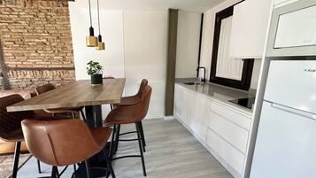 Refrigerador, microondas, parrilla de estufa y utensilios de cocina