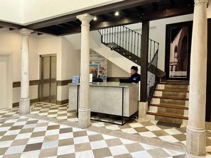 Reception - Apartamentos Puerta Elvira Suites 3000 (Granada)