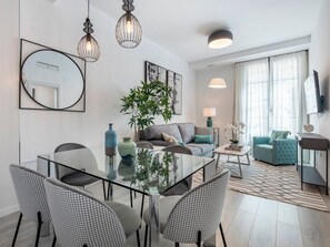 TV - Apartamentos Puerta Elvira Suites 3000 (Granada)