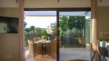 Căn hộ Deluxe, 1 giường cỡ queen và sofa giường, ban công, quang cảnh vườn | Ban công
