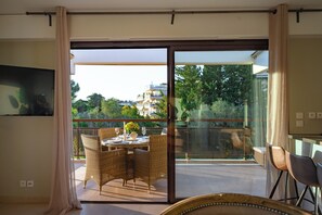 Deluxe Apartment, 1 Queen Bed with Sofa bed, Balcony, Garden View | Balcony - Vivre Cannes (Cannes)
