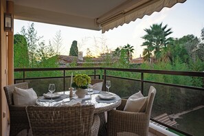 デラックス アパートメント クイーンベッド 1 台ソファーベッド付き バルコニー ガーデンビュー | バルコニー