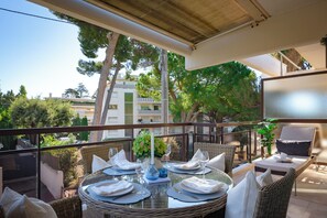 Lägenhet Deluxe - 1 queensize-säng med bäddsoffa - privat badrum - utsikt mot staden | Balkong