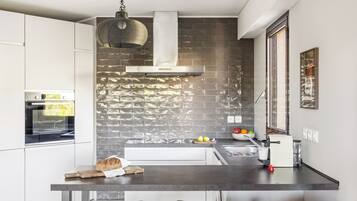 Căn hộ Deluxe, 1 giường cỡ queen và sofa giường, phòng tắm riêng, quang cảnh thành phố | Bếp riêng