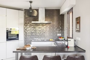 デラックス アパートメント クイーンベッド 1 台ソファーベッド付き 専用バスルーム シティビュー | 専用キッチン