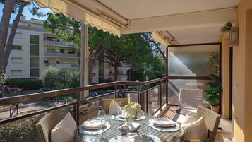 Apartamento luxo, 1 cama Queen e sofá-cama, banheiro privativo, vista para a cidade | Vista da sacada