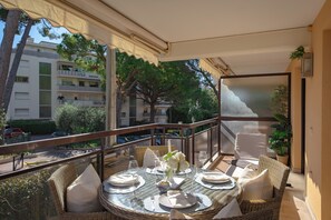 Apartamento luxo, 1 cama Queen e sofá-cama, banheiro privativo, vista para a cidade | Vista da sacada