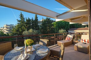Deluxe Apartment, 1 Queen Bed with Sofa bed, Balcony, Garden View | Balcony - Vivre Cannes (Cannes)