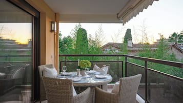 Deluxe Apartment, 1 Queen Bed with Sofa bed, Balcony, Garden View | Balcony