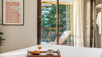 Appartement Deluxe, 1 grand lit et 1 canapé-lit, balcon, vue jardin | Rideaux occultants, fer et planche à repasser, Wi-Fi gratuit