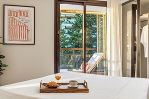 デラックス アパートメント クイーンベッド 1 台ソファーベッド付き バルコニー ガーデンビュー | 遮光カーテン、アイロン / アイロン台、WiFi (無料)