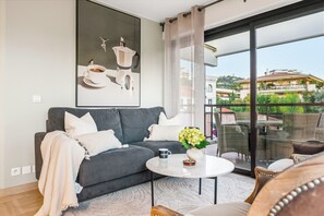 Lägenhet Deluxe - 1 queensize-säng med bäddsoffa - icke-rökare - utsikt mot staden | Vardagsrum