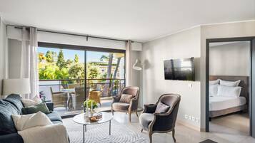 Apartamento luxo, 1 cama Queen e sofá-cama, banheiro privativo, vista para a cidade | Área de estar