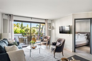 Apartamento luxo, 1 cama Queen e sofá-cama, banheiro privativo, vista para a cidade | Área de estar