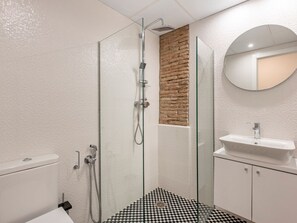 Basic Studio | Bathroom | Towels