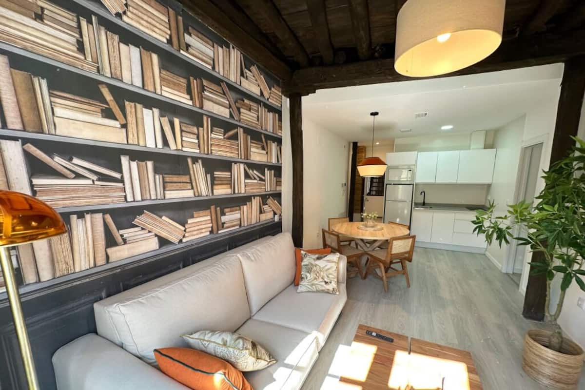 Basic Studio | Private kitchen | Fridge, microwave, stovetop, cookware/dishes/utensils