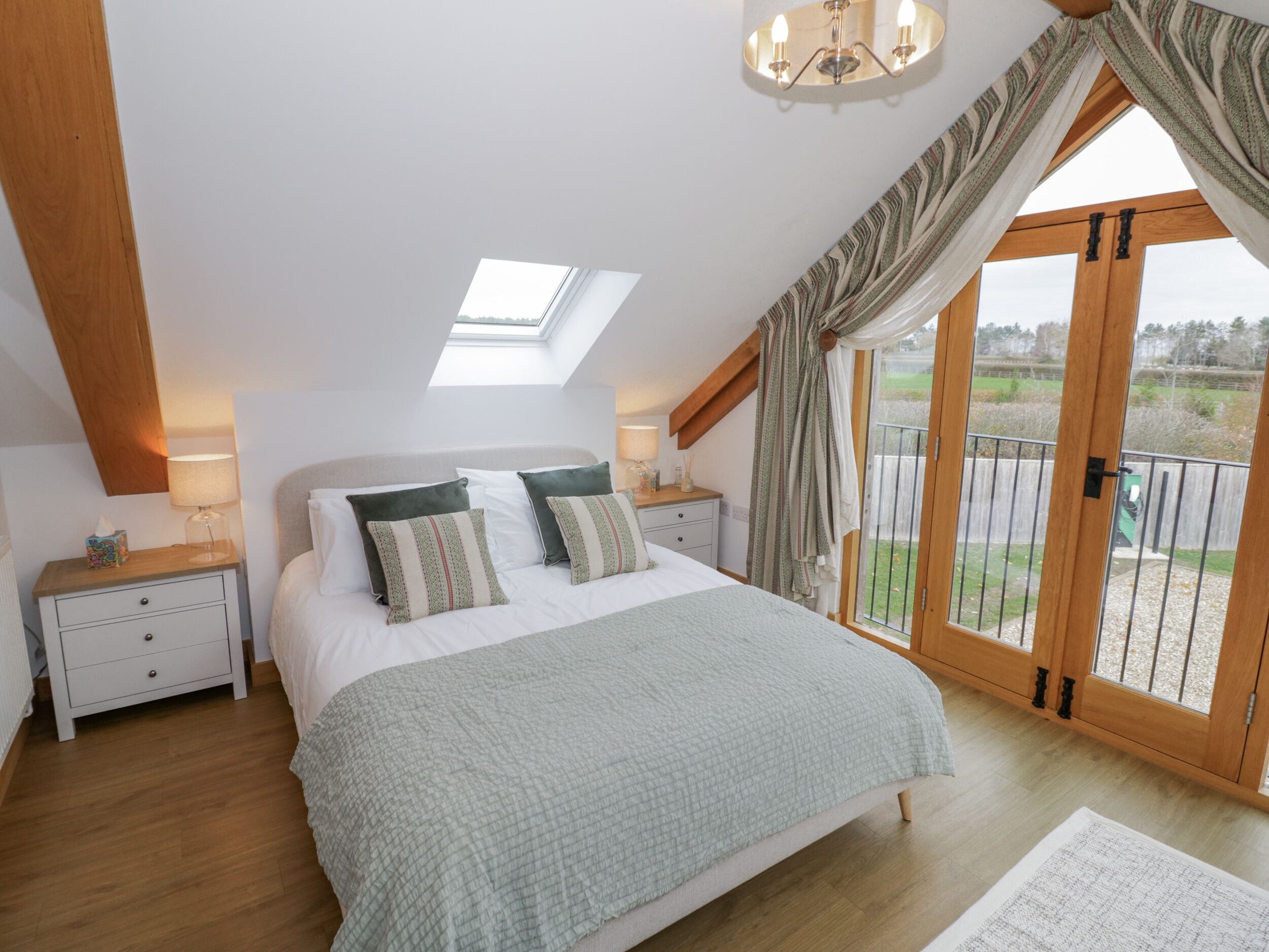 2 phòng ngủ, trang trí khác biệt 