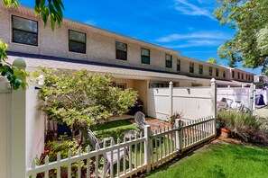 Property grounds - Inviting condo with an outdoor pool, washer/dryer, & AC - near the beach (St. Simons Island)