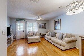 Smart TV - Inviting condo with an outdoor pool, washer/dryer, & AC - near the beach (St. Simons Island)