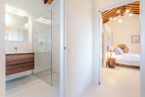 Shower, jetted bath, hair dryer, bidet - Golden View - Dream farmhouse in Tuscany with sauna and hot tub (Toscana)