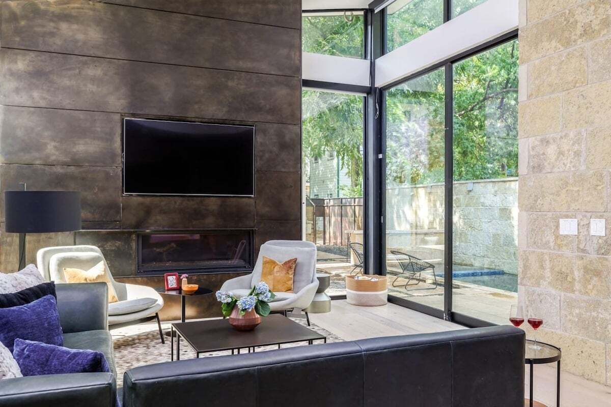 Smart-TV, peis og kontorer