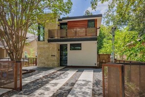 Exterior - 🌵 Modern East Austin Luxury Retreat with Pool + Hot Tub | Hidden Oasis 🏡 (Austin)