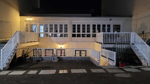 Un edificio de varios niveles con una escalera central y un pequeño jardín.