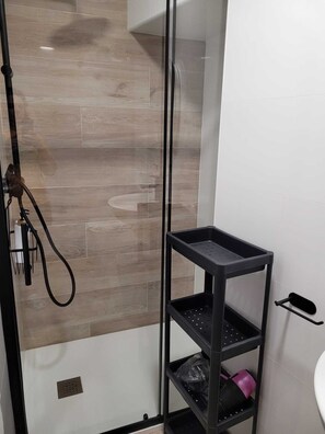 Shower, hair dryer, towels, soap - Vaniria-Patio New Apartment (Foz)