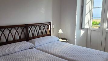 Een strijkplank/strijkijzer, internet, beddengoed