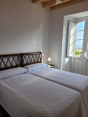 Fer et planche à repasser, accès Internet, draps fournis