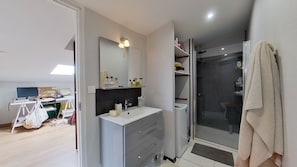 Een douche, een haardroger, handdoeken, zeep