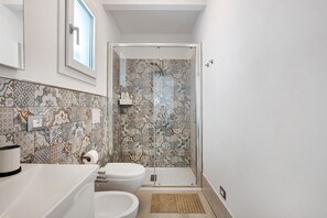 Dusj, hårføner og håndklær