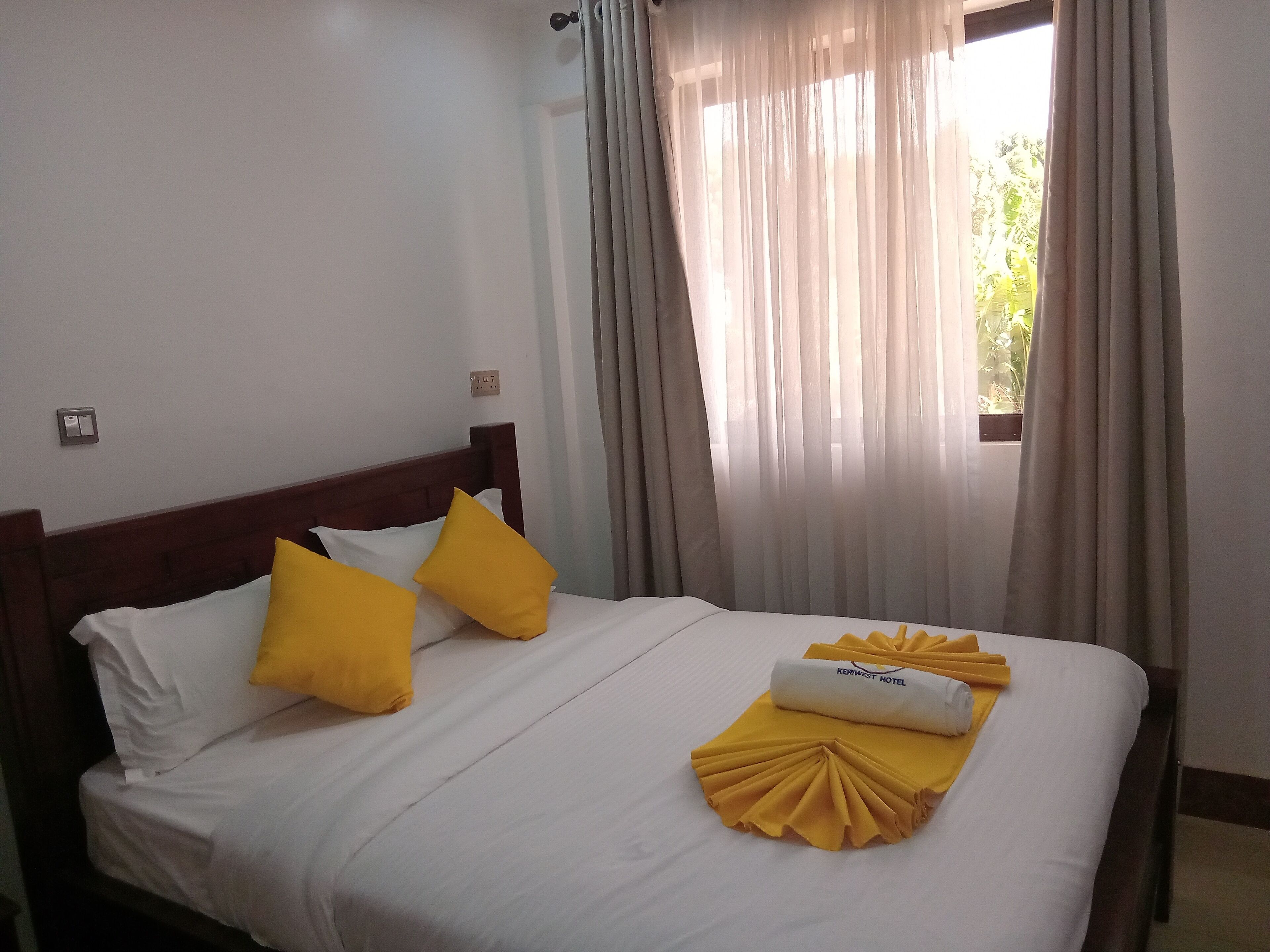 Escritorio y espacio para trabajar con laptop 