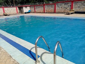 Outdoor pool - Keriwest Hotel (Kericho)