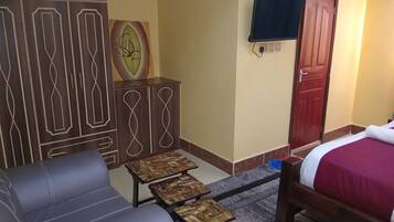 Een bureau, een laptopwerkplek, een strijkplank/strijkijzer, gratis wifi