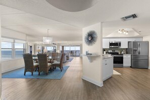 Condo, varias camas (Sandcastle 401) | Cocina privada