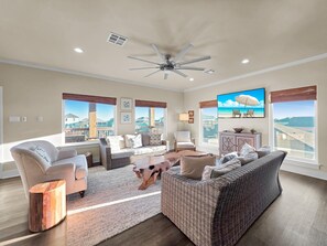 Smart TV - Do Hideaway House, 3 bedrooms, sleeps 8, 3.5 bathrooms, pet-friendly (Crystal Beach)